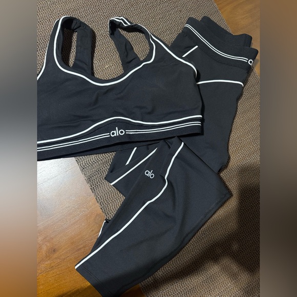 Alo yoga heart throb set - Picture 1 of 3